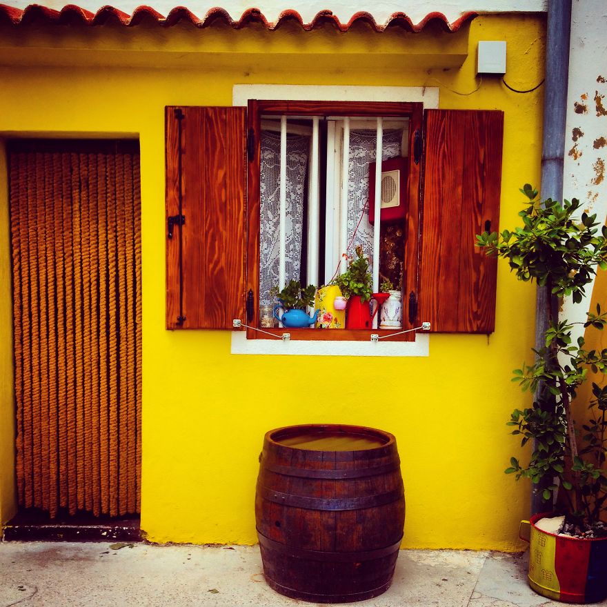 Seorang Fotografer Rela Keliling Dunia Demi Sebuah Pintu